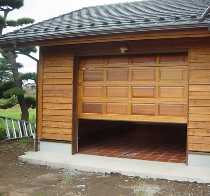 木製扉のガレージ ログハウスのフロンティアワールド
