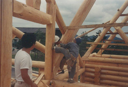 棟木を組む職人